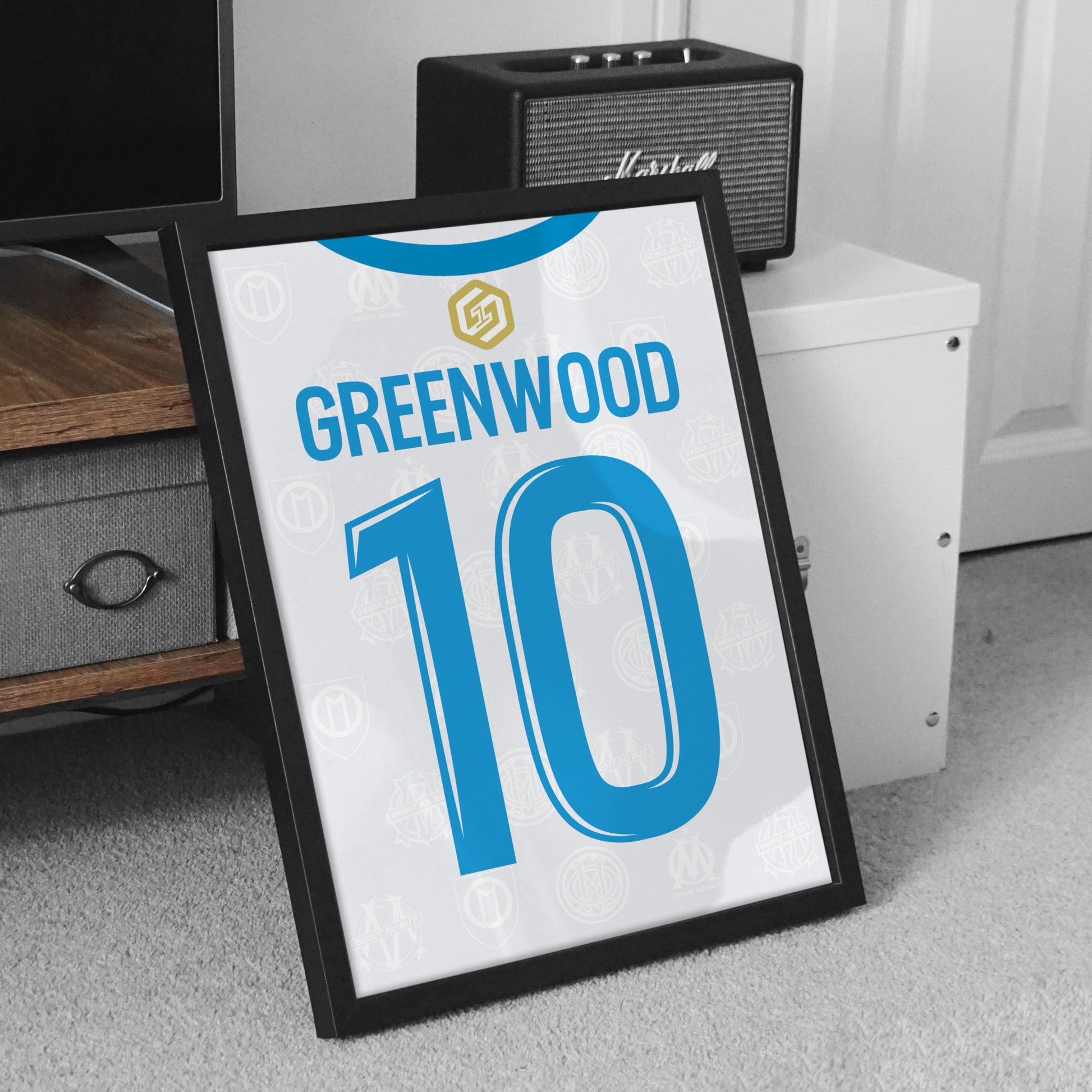 Affiche OM 25-26 Greenwood 10 badge buteur meuble TV