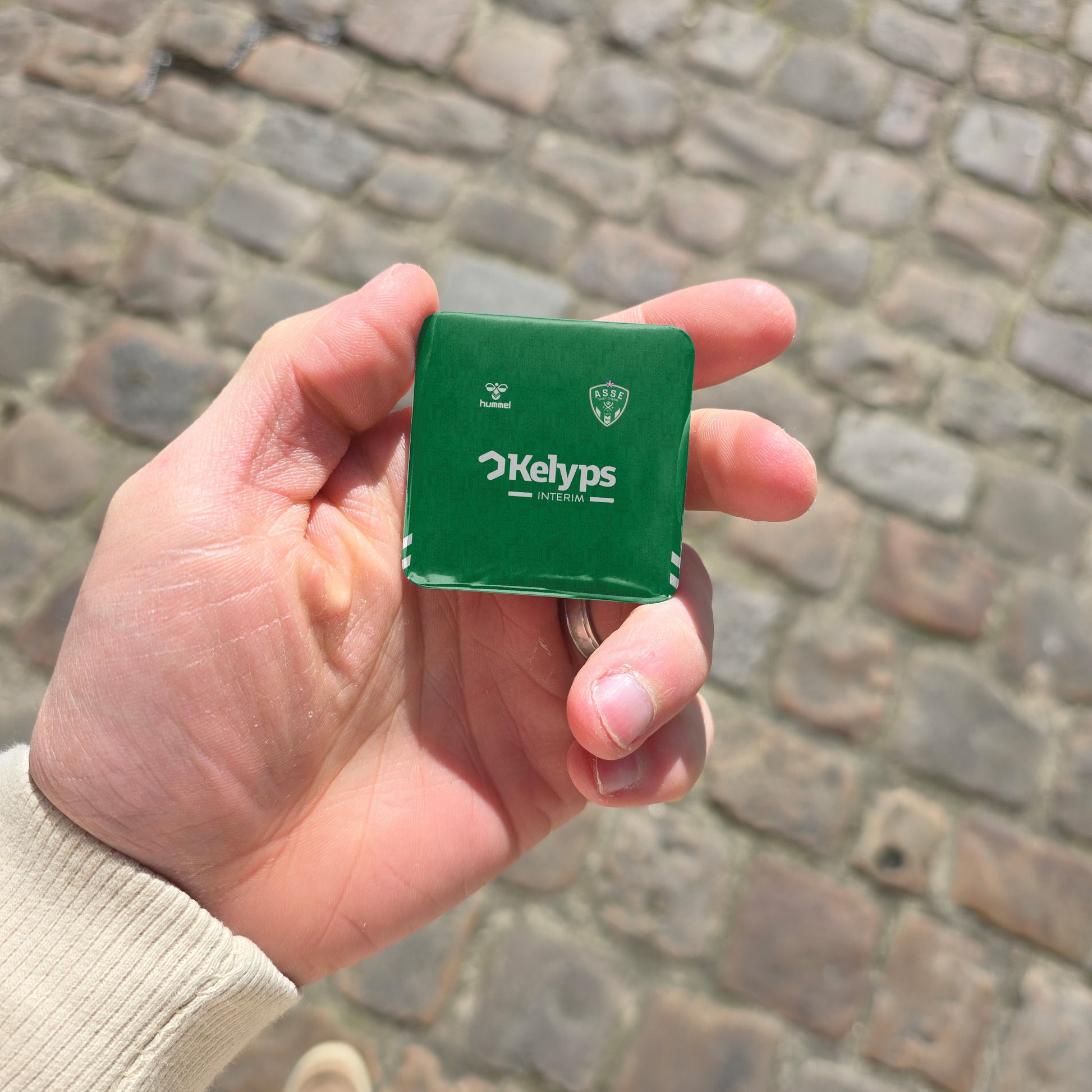 Magnet football ASSE maillot domicile 2025/2026 - tenu en main