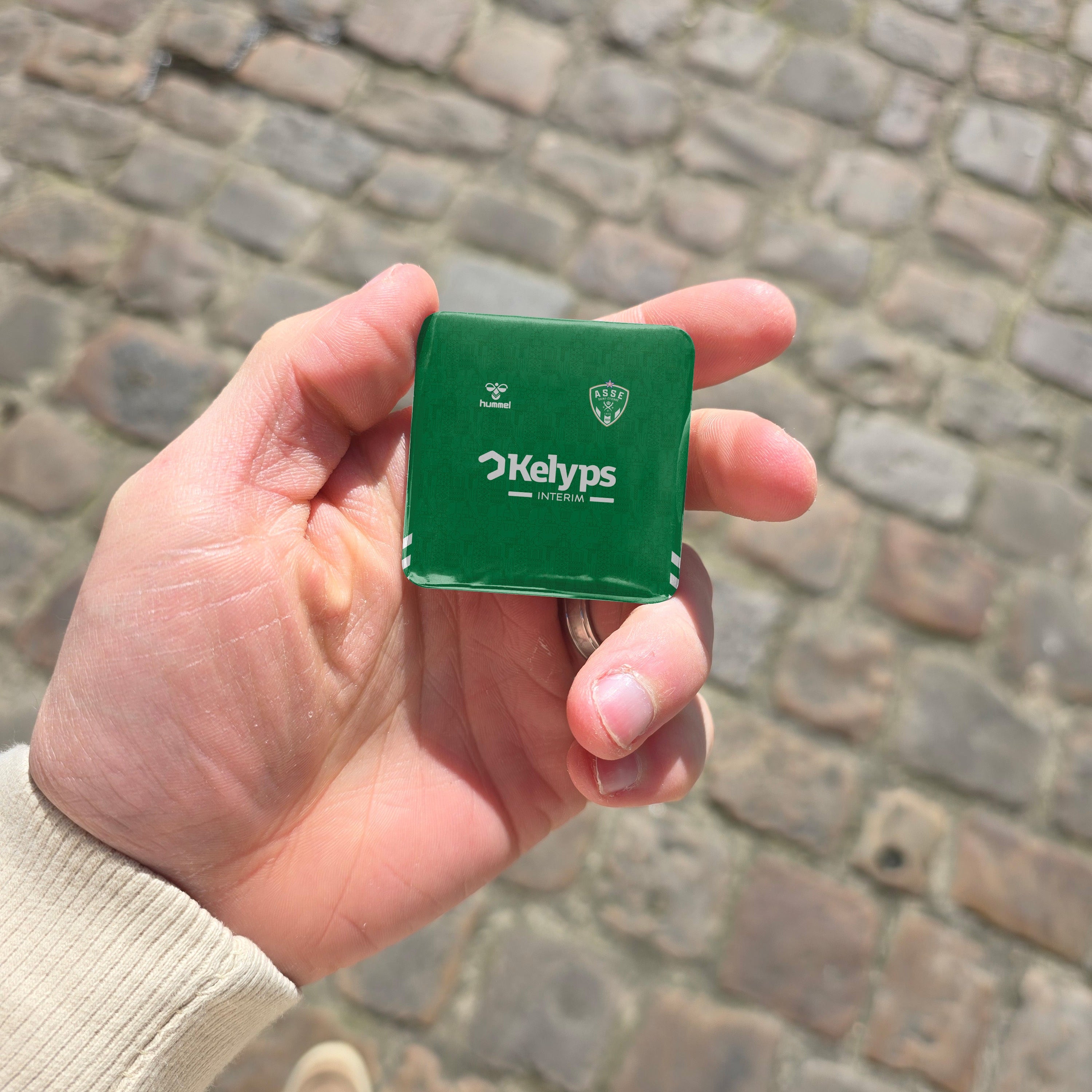 Magnet football ASSE maillot domicile 2025/2026 - tenu en main