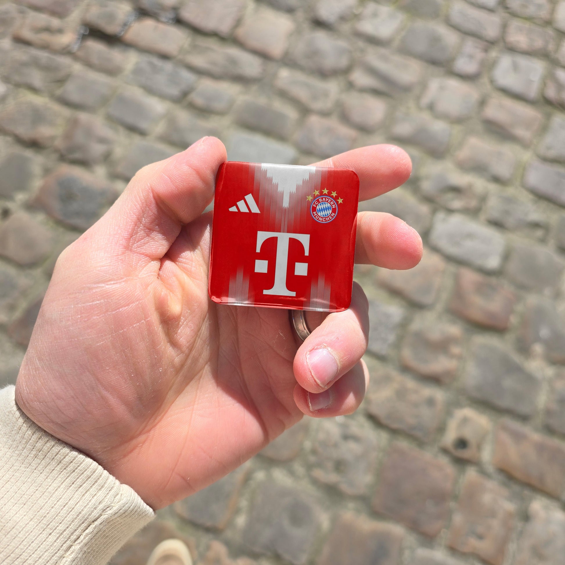 Magnet football Bayern Munich maillot domicile 2025/2026 - tenu en main