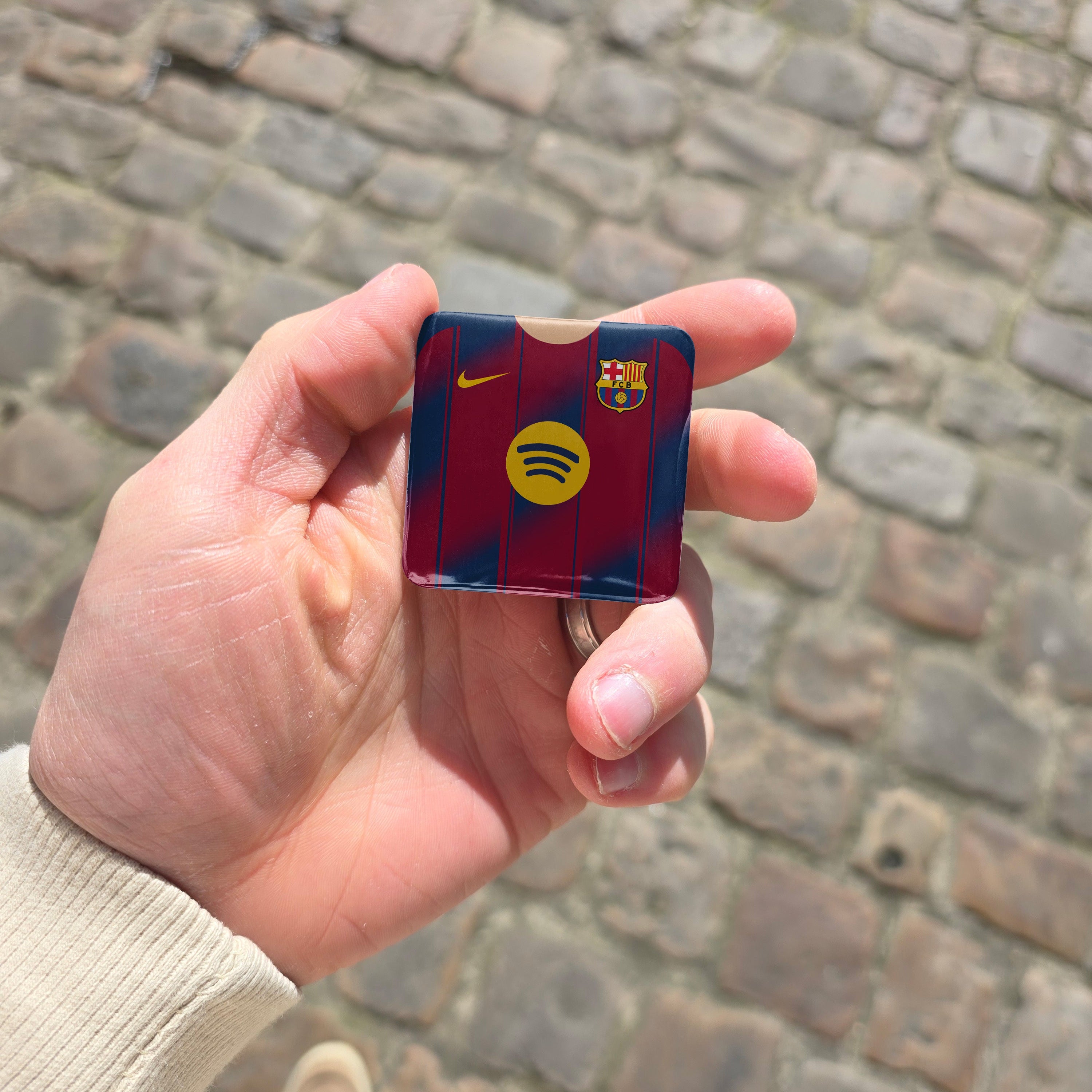 Magnet football FC Barcelone maillot domicile 2025/2026 - tenu en main