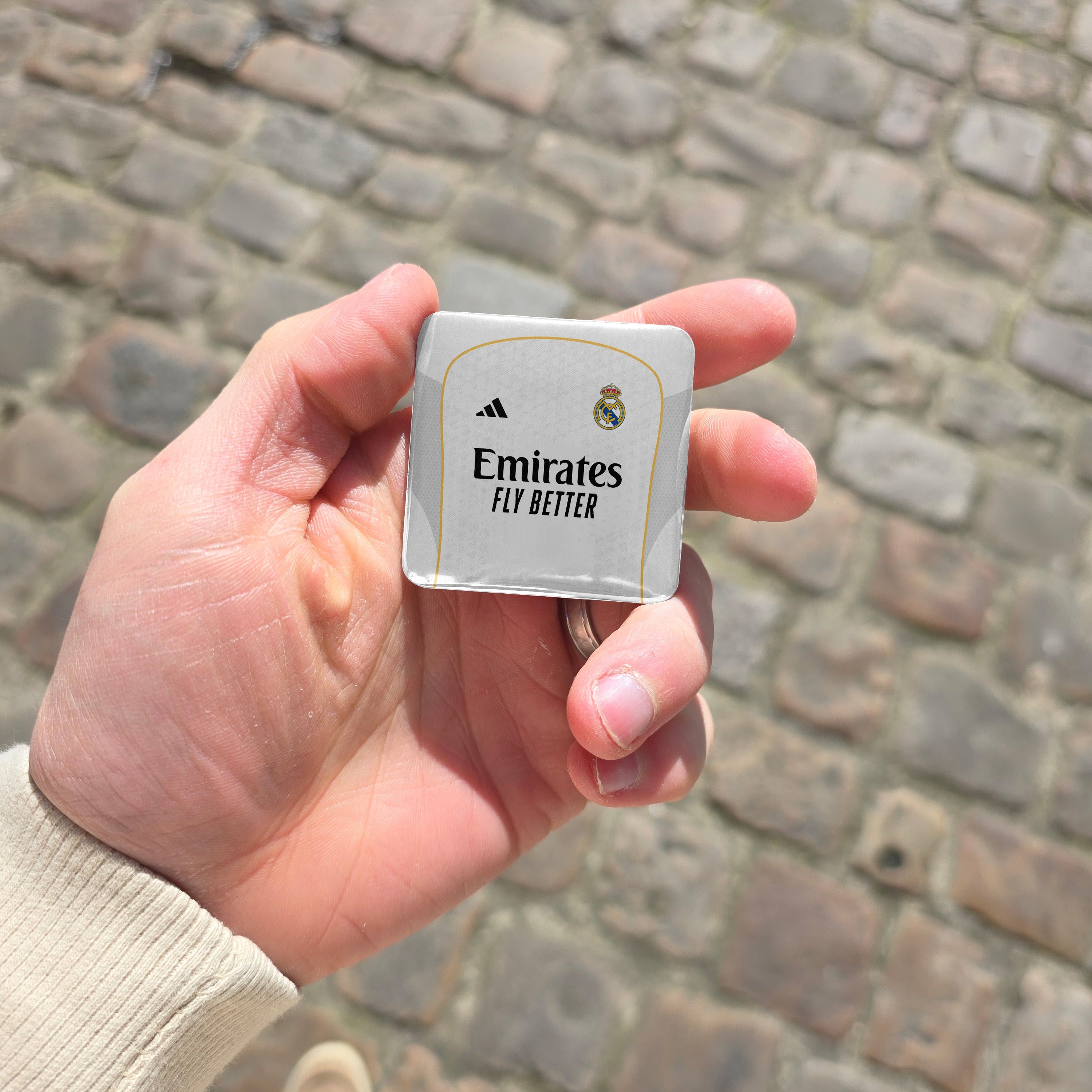 Magnet football Real Madrid maillot domicile 2025/2026 - tenu en main